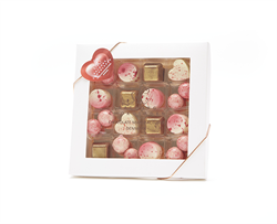 Valentin Æske Med Desserthjerter Og Dragée 